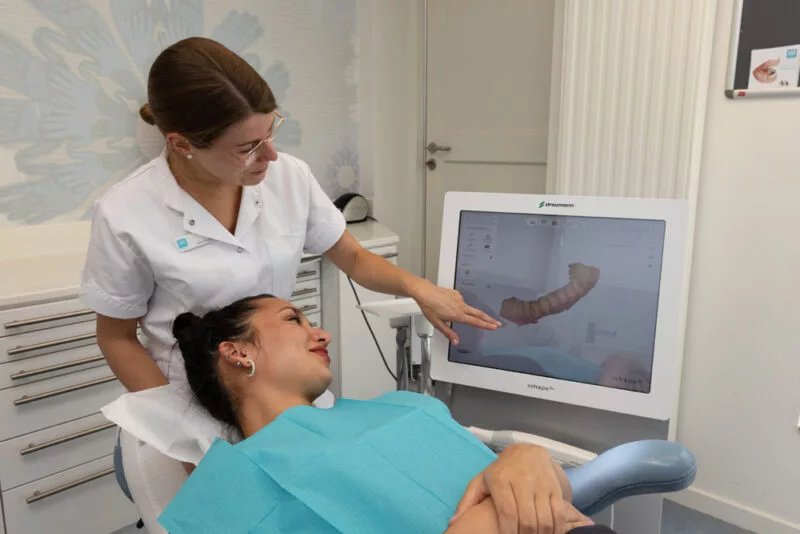 Tandarts en patiënt Dental Clinics Heerlen