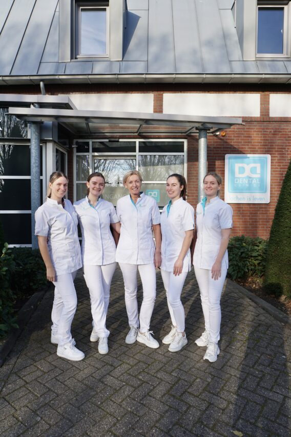 Groepsfoto van vijf mondhygiënist Dental Clinics Beesd