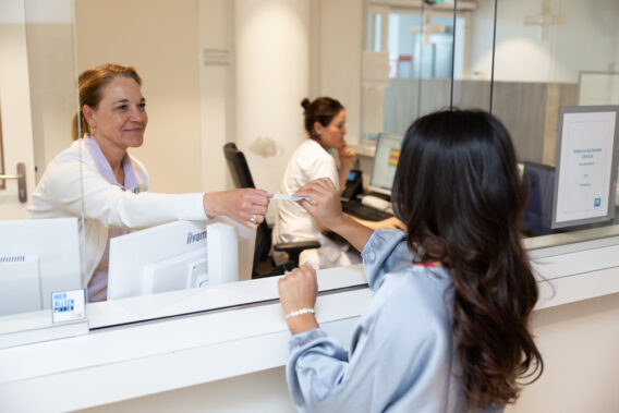 Dental Clinics - DC Bergschenhoek - meisje bij de receptie