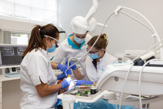Tandarts en assistenten behandelen patiënt - Dental Clinics Eindhoven