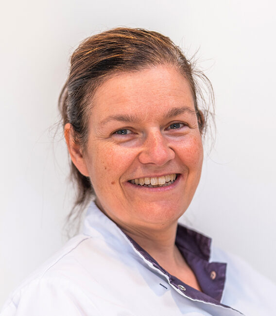 Portret van tandartsassistent Mariska Dental Clinics Assen