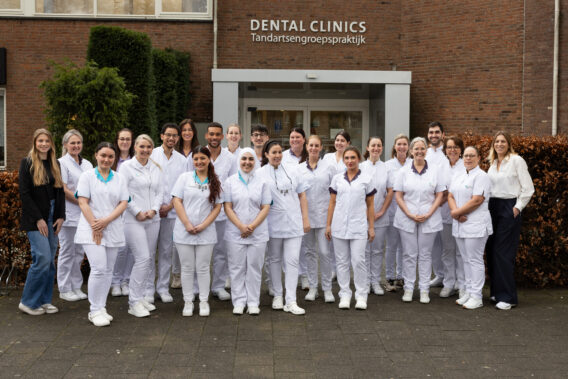 Groepsfoto van collega`s voor de praktijk van Dental Clinics Ridderkerk