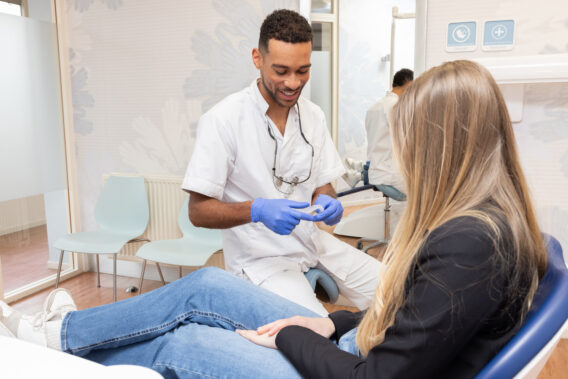 Tandarts laat een alingers bitje aan patiënt zien in Dental Clinics Ridderkerk