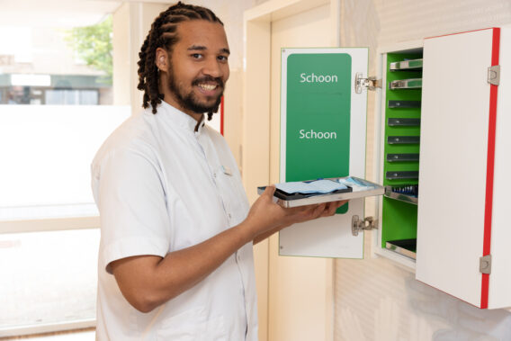 Sterilisatieassistent staat bij traykastje