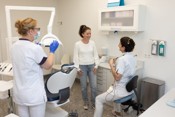 Patient smiles at dentist - Dental Clinics Oudenbosch