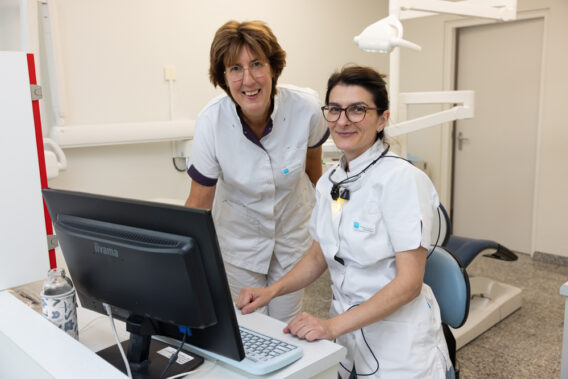 Two practitioners at computer - Dental Clinics Oudenbosch