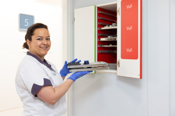 Assistant Dental Clinics Tilburg Reeshof stands by the tray cabinet