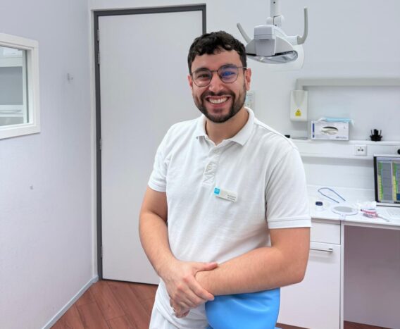 Mondhygiënist Ali Haydar lacht en leunt tegen stoel - Dental Clinics Ermelo