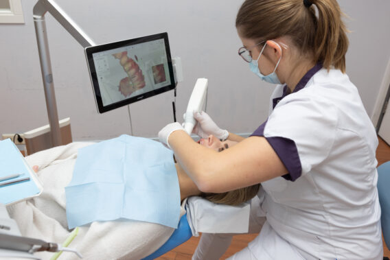 Behandelaar maakt scan van gebit van patiënt in stoel - Dental Clinics Ermelo