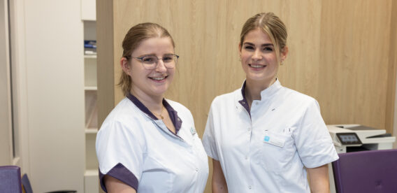 Twee medewerkers bij de receptie - Dental Clinics Ermelo