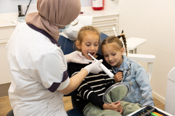 Kinderen bij de tandarts - Dental Clinics