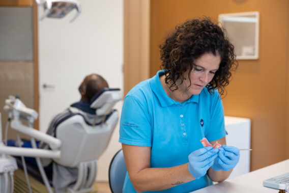 Tandarts controleert gebitsprothese bij Dental Clinics Krommenie