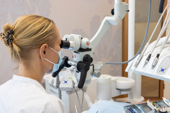 Patiënt ondergaat behandeling bij Dental Clinics Krommenie