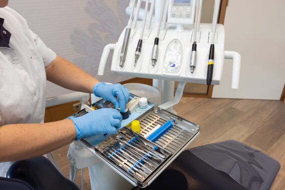 Close-up van alle instrumenten van Dental Clinics Krommenie