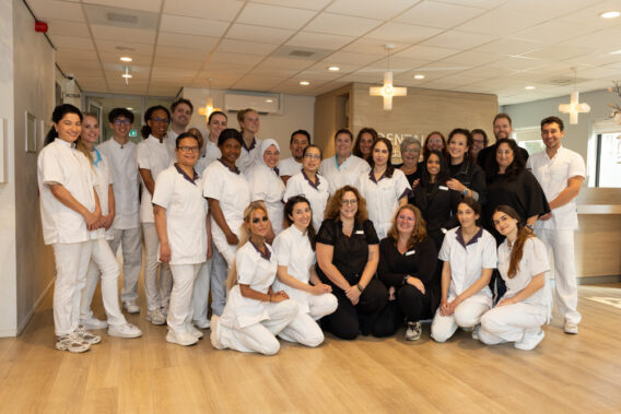 Groepsfoto van medewerkers Dental Clinics Nieuwegein