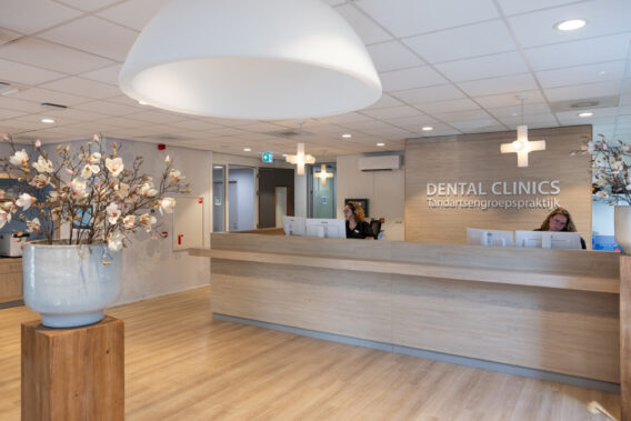 Receptie bij ingang Dental Clinics Nieuwegein