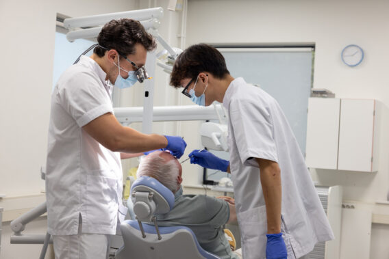 Patiënt wordt behandeld bij Dental Clinics Nieuwegein