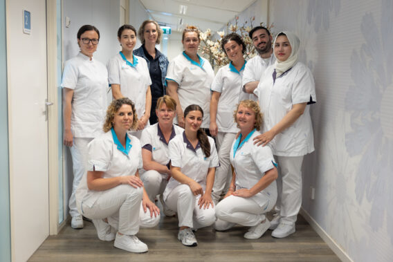 Team van behandelaren en assistenten bij Dental Clinics Gouda Burghvliet