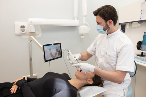 Tandarts scant de mond van patiënt met een scanner - Dental Clinics Purmerend Weidevenne