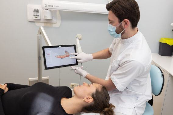 Tandarts laat gebitsscan zien op het scherm aan de patiënt Dental Clinics Purmerend Weidevenne