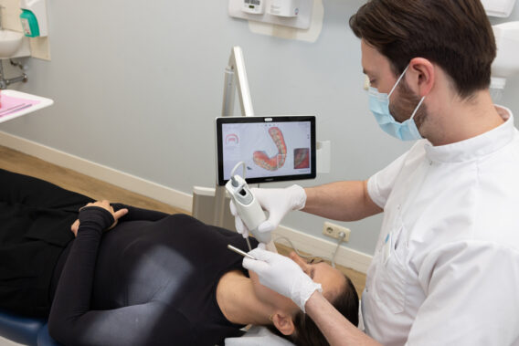 Tandarts scant het gebit van patiënt met scanner - Dental Clinics Purmerend Weidevenne