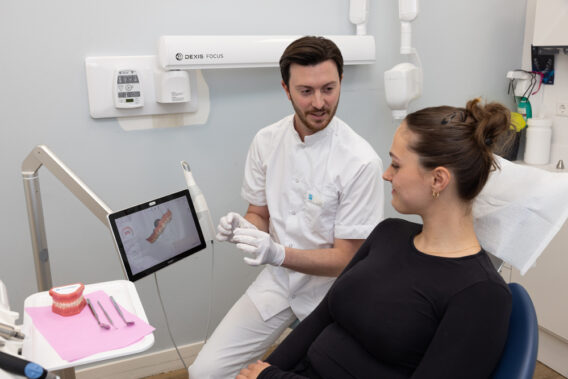 Tandarts laat gebit in handen zien aan patiënt Dental Clinics Purmerend Weidevenne