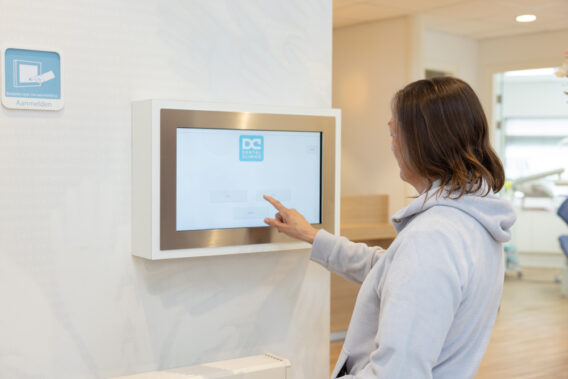 Patiënt klikt op aanmeldscherm Dental Clinics Purmerend Weidevenne