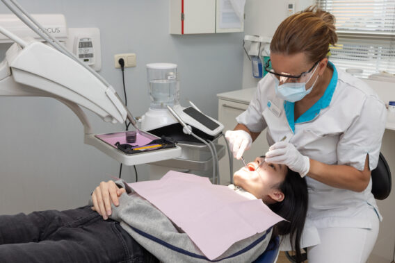Assistent behandelt patiënt in stoel Dental Clinics Purmerend Weidevenne