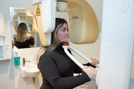 Patiënt staat in de juiste positie in het röntgenapparaat - Dental Clinics Purmerend Weidevenne