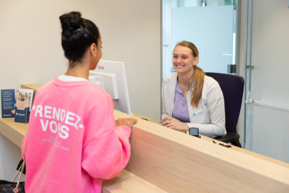 Patiënt meldt zich bij de balie van Dental Clinics Leusden