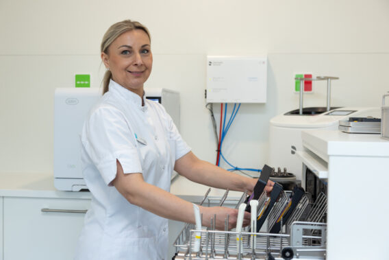 Assistent staat in sterilisatieruimte Dental Clinics Den Bosch