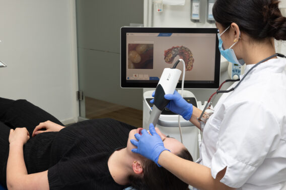 Patiënt ondergaat een gebitsscan in Dental Clinics Den Bosch