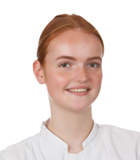 Portret vrouwelijke tandartsassistent Fenna Dental Clinics Zandvoort