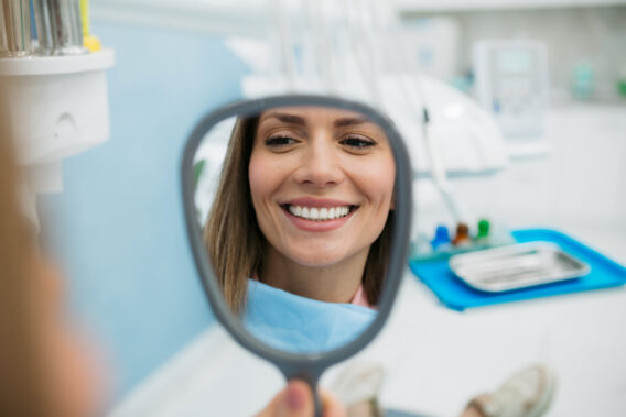 Glimlachende vrouw - dental clinics