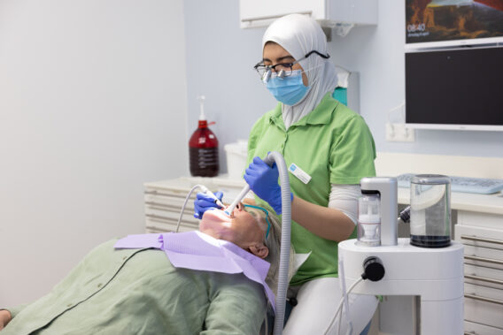 Mondhygiënist voert behandeling uit