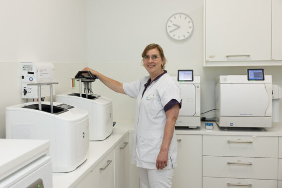 Sterilisatieassistent in sterilisatieruimte