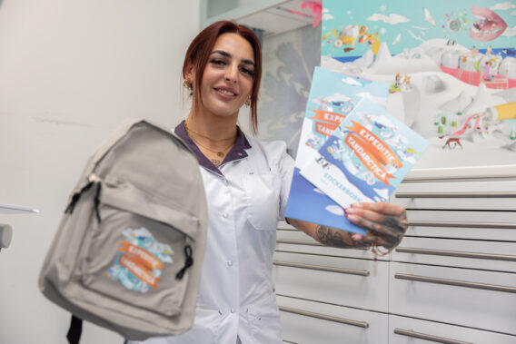 Tandartsassistent Dental Clinics Heerlen met Expeditie Tandarctica tas en stickerboek