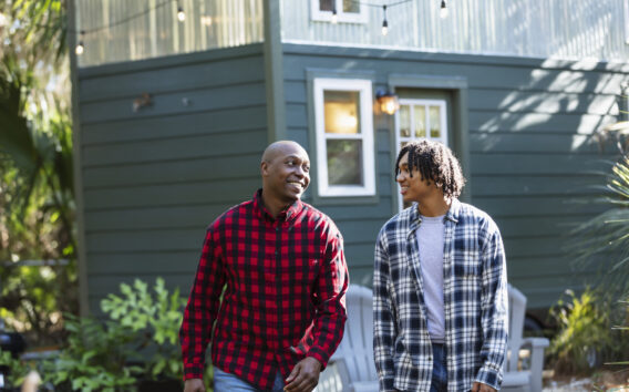 Twee mannen buiten lopend met allebei een geruiten blouse aan