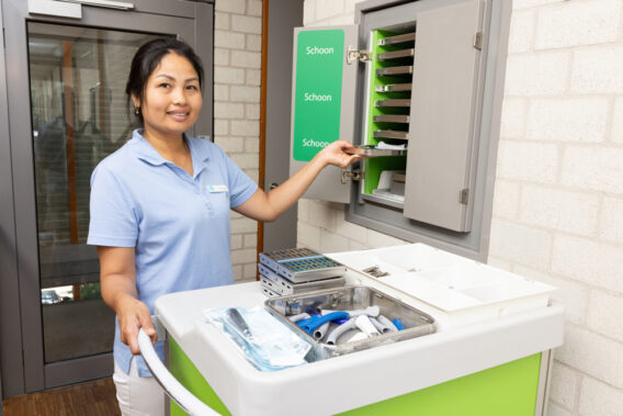 Sterilisatieassistent bij traykastje