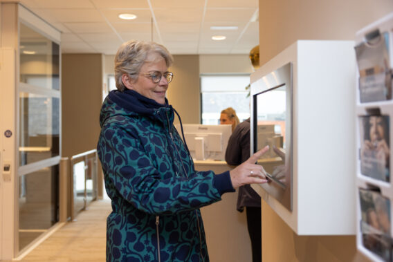 Patiënt meld zich aan bij aanmeldscherm Dental Clinics Hattem