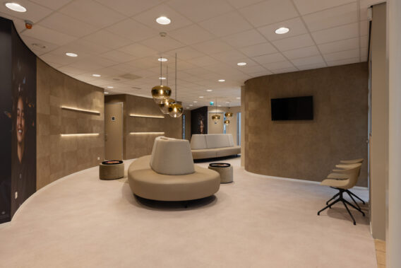 Beige beklede wachtruimte Dental Clinics Hattem