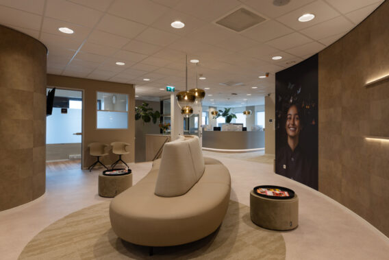 Wachtruimte met beige bank Dental Clinics Hattem