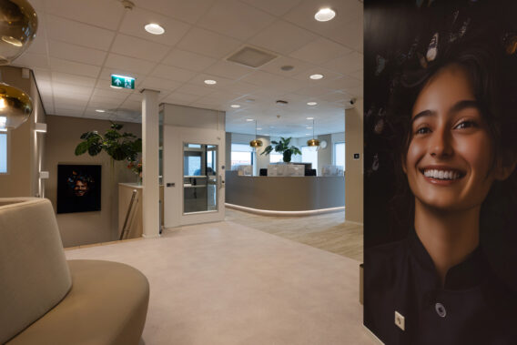 Wachtruimte met fotobehang van gezicht Dental Clinics Hattem