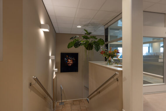 Trap naar beneden met foto erboven Dental Clinics Hattem