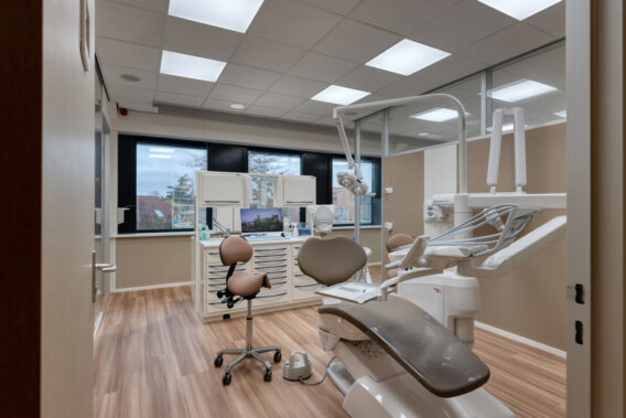 Behandelkamer met behandelstoel en apparatuur Dental Clinics Hattem