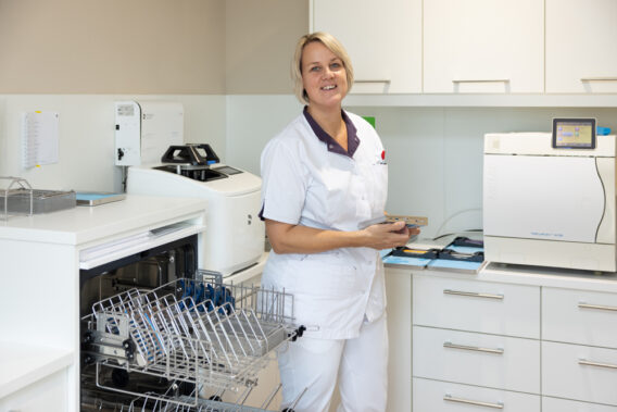 Sterilisatieassistent met instrument in handen Dental Clinics Hattem