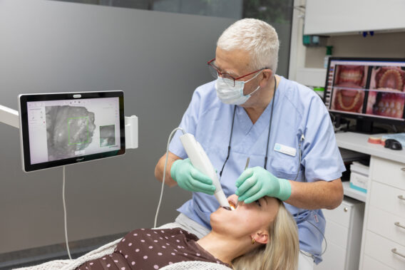 Patiënt wordt behandeld door de tandarts bij Dental Clinics Steenbergen
