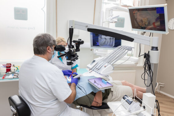 Patiënt wordt behandeld bij Dental Clinics Steenbergen