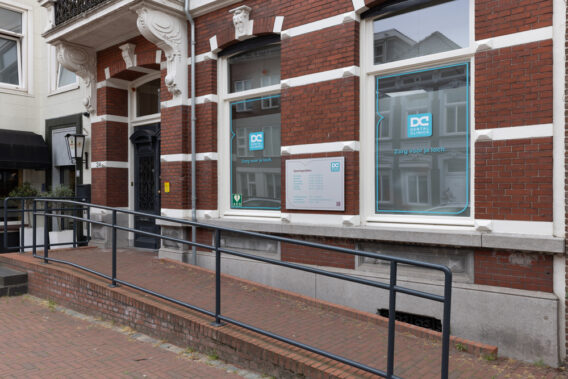 Close-up van pand van Dental Clinics Steenbergen