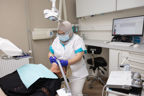 Mondhygiënist voert behandeling uit bij patiënt bij Dental Clinics Steenbergen